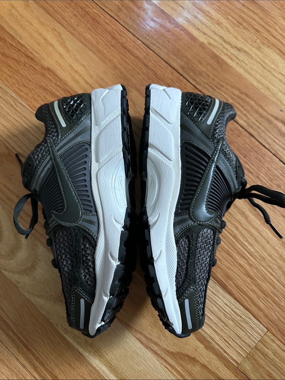 Women’s Nike Zoom Vomero 5 - Picture 2 of 5